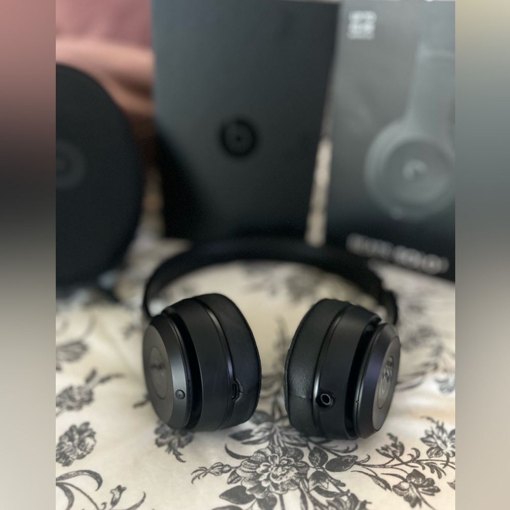 NEW w/ Box and Soft Case - Black Beats Solo3 Wireless On-Ear Headphones.